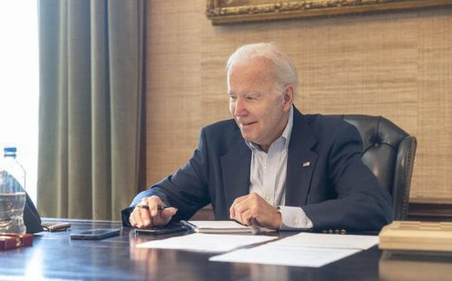 Bức ảnh Tổng thống Joe Biden tươi cười trong lúc làm việc dù đang mắc Covid-19 vừa được đăng tải trên trang Twitter của ông. Ảnh: Twitter