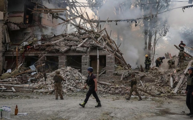 Nhà hư hại do chiến sự ở Donetsk, miền Đông Ukraine. Ảnh: Reuters.