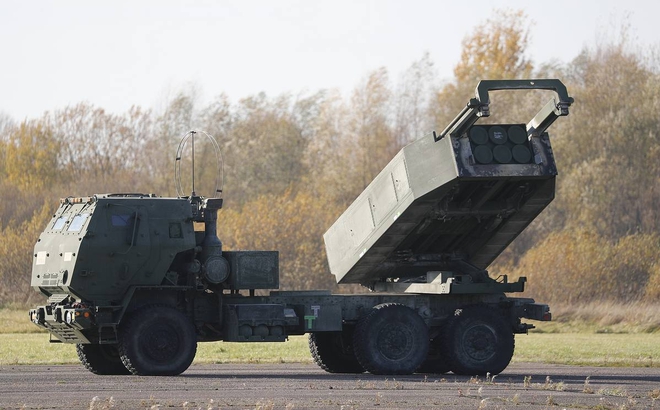 Hệ thống pháo phản lực HIMARS mà Mỹ cung cấp cho Ukraine (Ảnh: AP)