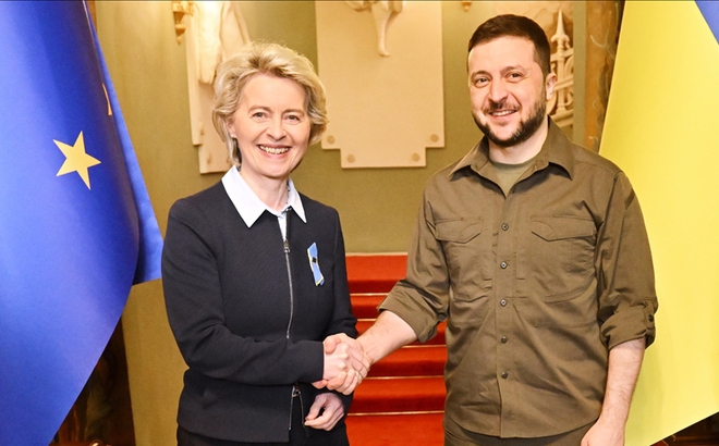 Chủ tịch Ủy ban châu Âu Ursula von der Leyen và Tổng thống Ukraine Volodymyr Zelensky. Ảnh: AA