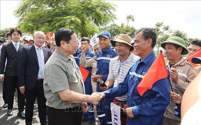 Thủ tướng Phạm Minh Chính thăm hỏi nông dân, xã viên. Ảnh: Dương Giang/TTXVN