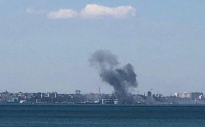 Cảng Odessa, Ukraine bị tấn công hôm 23/7. Ảnh: Mikhail Podolyak/ Twitter