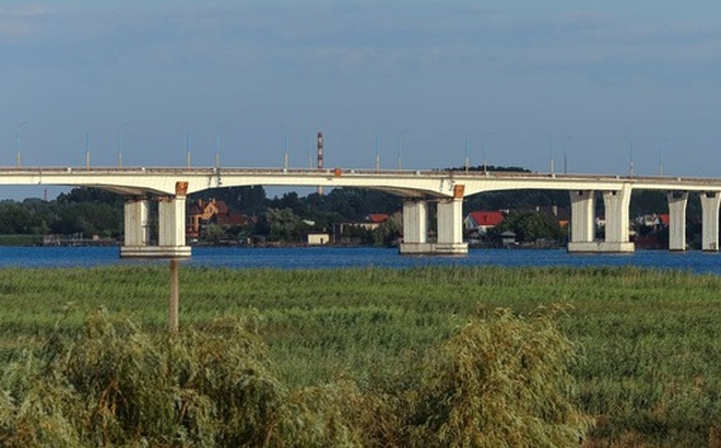 Ảnh chụp cây cầu Antonivskyi bắc qua sông Dnipro ở vùng Kherson hôm 23-7. Ảnh: Reuters