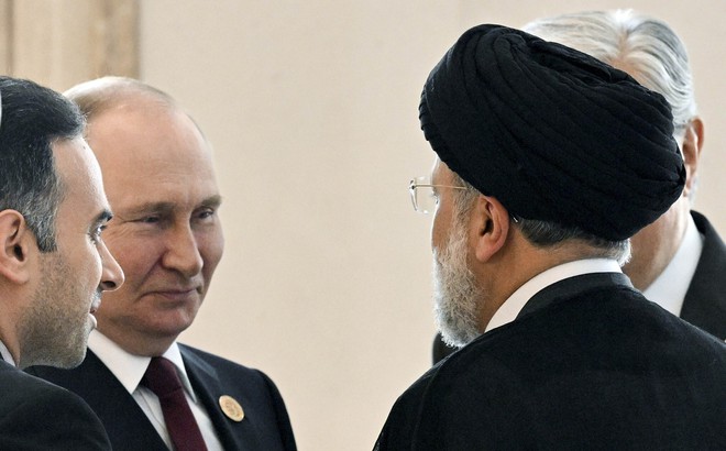 Tổng thống Nga Vladimir Putin trò chuyện cùng Tổng thống Iran Ebrahim Raisi. Ảnh: AP