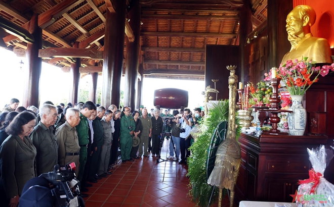 Cán bộ, đội viên thanh niên xung phong TP Hồ Chí Minh các thời kỳ dâng hương tưởng niệm liệt sĩ. Ảnh: Quân đội nhân dân.