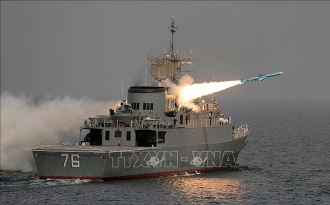 Tàu khu trục đầu tiên do Iran tự chế tạo Jamaran phóng thử tên lửa Nour ở ngoài khơi vùng Vịnh. Ảnh minh họa: AFP/TTXVN