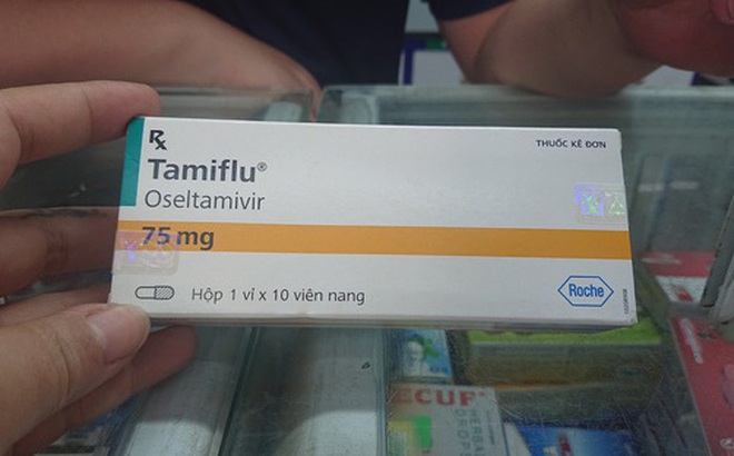 Thuốc Tamiflu trị cúm A được bán với giá 650.000 đồng/hộp/10 viên tại một nhà thuốc ở Hà Nội - Ảnh: DƯƠNG LIỄU