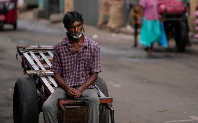 Một người lao động chờ làm việc tại một chợ bán buôn ở Colombo, Sri Lanka. Ảnh: Getty.