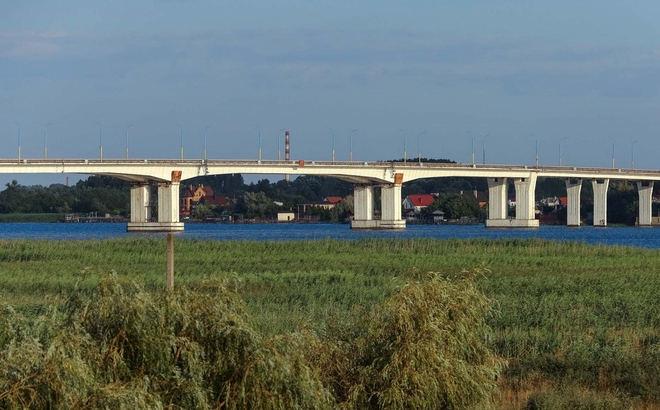 Cây cầu Antonivskiy bắc qua sông Dnepr. Ảnh: Reuters