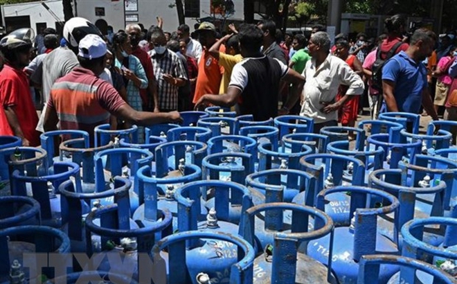 Người dân xếp hàng dài chờ mua khí gas tại Colombo, Sri Lanka. (Ảnh: AFP/TTXVN)