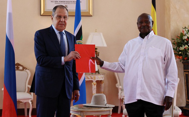 Ngoại trưởng Nga Sergey Lavrov (trái) gặp Tổng thống Uganda Yoweri Museveni ngày 26-7 - Ảnh: Reuters