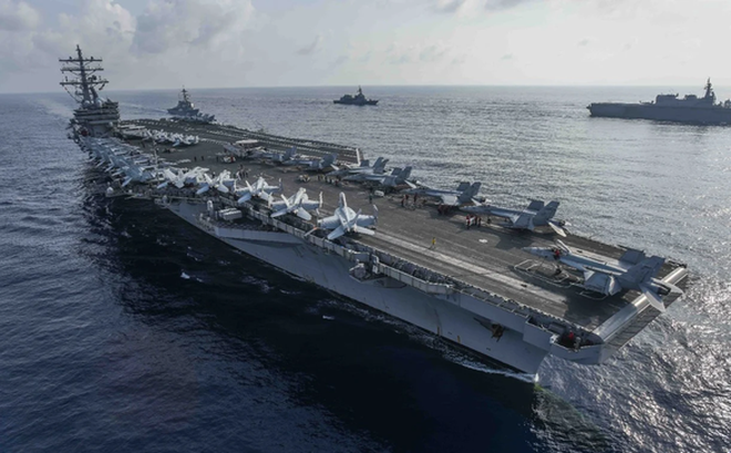 Nhóm tác chiến tàu sân bay USS Ronald Reagan đã di chuyển từ Singapore hướng về Biển Đông hôm 25-7 - Ảnh: REUTERS