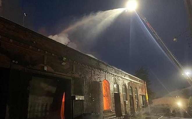 Lực lượng cứu hỏa phun nước dập đám cháy tại nhà xưởng cũ ở Oldham hồi tháng 5