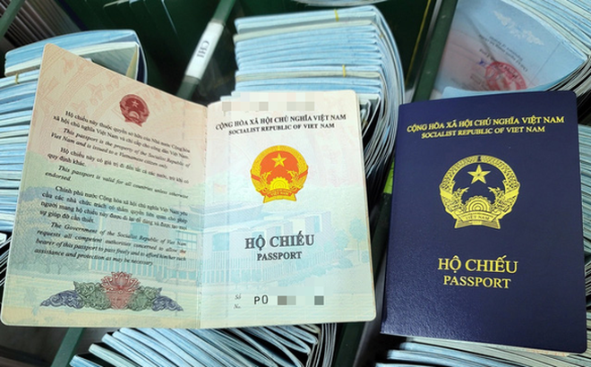 Hộ chiếu phổ thông mẫu mới của Việt Nam còn được gọi là hộ chiếu xanh tím than để phân biệt với hộ chiếu phổ thông mẫu cũ - Ảnh: Cổng thông tin điện tử Chính phủ