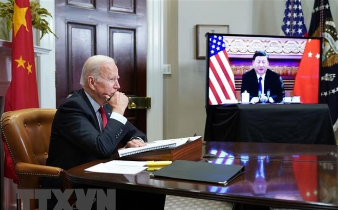 Tổng thống Mỹ Joe Biden (trái) và Chủ tịch Trung Quốc Tập Cận Bình trong cuộc họp trực tuyến ngày 15/11/2021. (Ảnh: AFP/TTXVN)