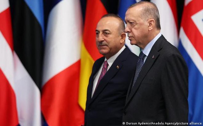 Ngoại trưởng Thổ Nhĩ Kỳ Mevlut Cavusoglu và Tổng thống Recep Tayyip Erdogan tại Hội nghị thượng đỉnh NATO tổ chức ở Madrid, Tây Ban Nha vào tháng 6/2022. Ảnh: DW