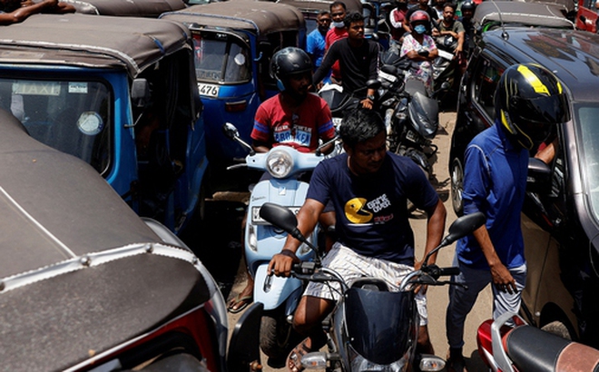 Khung cảnh bên ngoài một trạm xăng ở thủ đô Colombo - Sri Lanka hôm 26-7. Quốc gia Nam Á này đang rơi vào khủng hoảng kinh tế và không thể trả nợ nước ngoài Ảnh: Reuters