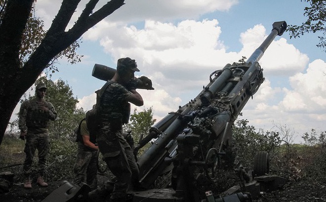 Quân đội Ukraine triển khai pháo M777 Howitzer tại một mặt trận thuộc khu vực Kharkov ngày 28-7 - Ảnh: REUTERS