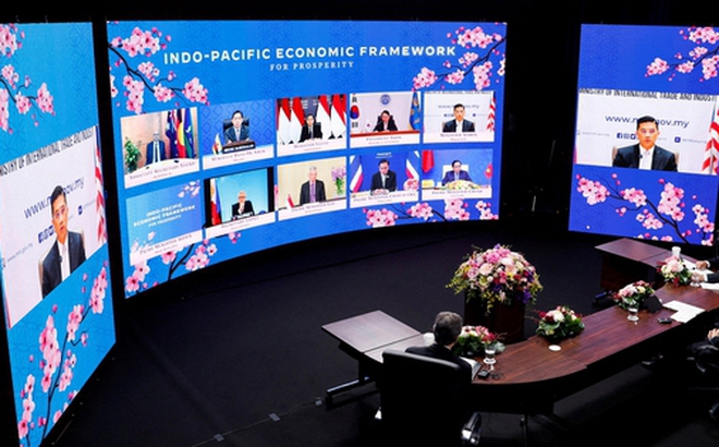 Tổng thống Joe Biden và Thủ tướng Nhật Bản Kishida Fumio họp trực tuyến với các nhà lãnh đạo khác trong sự kiện công bố IPEF ở Tokyo hôm 23-5. Ảnh: Reuters