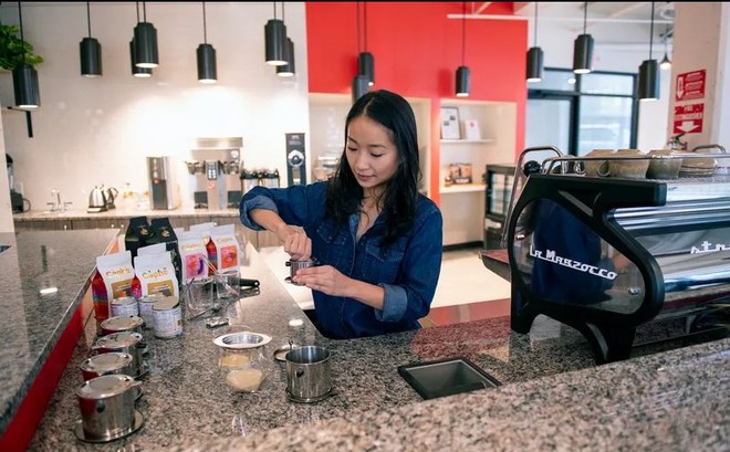 Thu Pham, CEO và thợ rang chính của Caphe Roasters tại Philadelphia, Mỹ đang pha cà phê phin phong cách Việt Nam. Ảnh: Pa. JOE LAMBERTI/USA TODAY NETWORK ATLANTIC GROUP