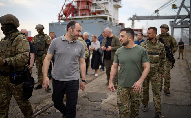 Tổng thống Zelensky (bên phải) thị sát cảng Chornomorsk, nơi đang tập kết các tàu chở ngũ cốc xuất khẩu của Ukraine ngày 29-7 - Ảnh: REUTERS