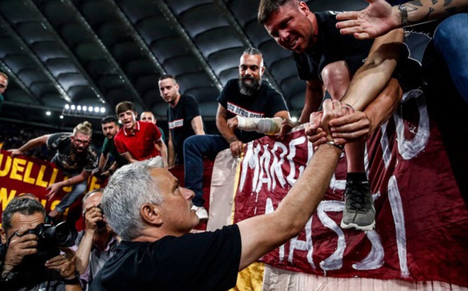 Sau một năm, Mourinho đã giành được tình yêu của CĐV Roma - Ảnh: REUTERS