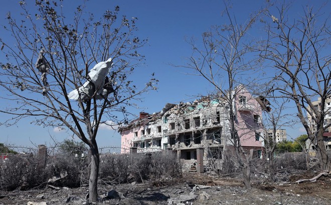 Một tòa nhà bị phá hủy sau khi bị trúng tên lửa ở thị trấn Sergiyvka, gần Odessa, Ukraine. Ảnh: AFP