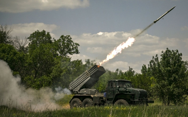 Quân đội Ukraine khai hỏa pháo phản lực ở khu vực Donbass. Ảnh: AFP