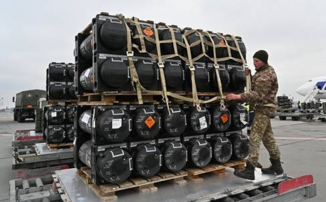 Lô vũ khí chống tăng FGM-148 Javelin Mỹ chuyển cho Ukraine. Ảnh: AFP