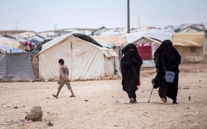 Phụ nữ và trẻ em trong trại Al-Hol ở tỉnh Hasakeh, Syria. (Ảnh: AP)