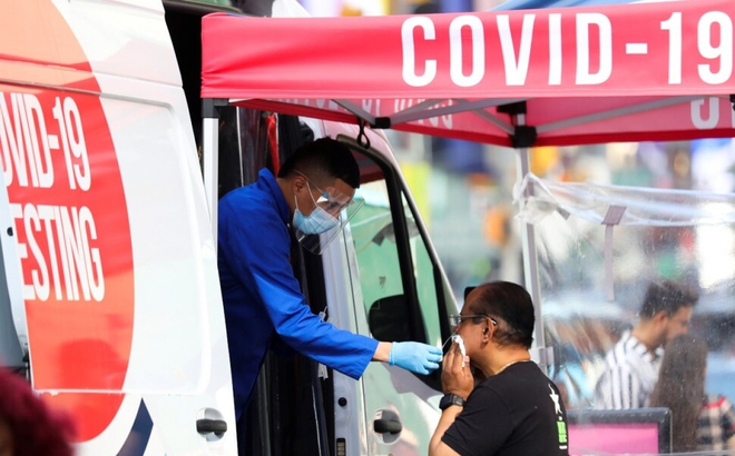 Một nhân viên y tế lấy mẫu xét nghiệm SARS-CoV-2 ở New York, Mỹ. Ảnh: Getty Images