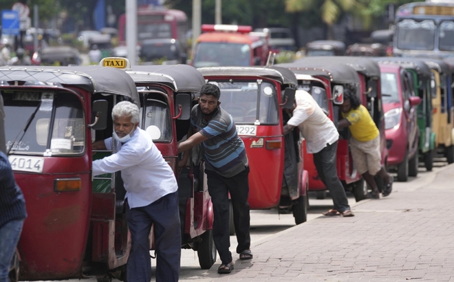 Các tài xế tại Sri Lanka xếp hàng dài mua nhiên liệu trong bối cảnh khủng hoảng khiến nước này thiếu trầm trọng các loại nhiên liệu và hàng hóa thiết yếu. (Ảnh: AP)