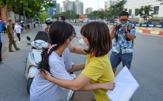 Chị Lê Thanh Bình ôm động viên con gái trước khi vào phòng thi.