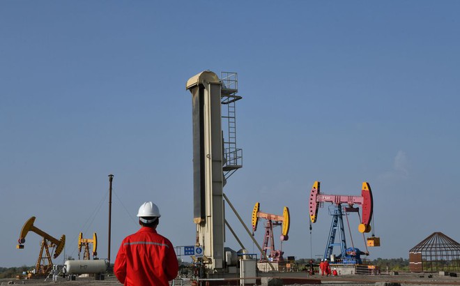 Máy bơm tại một mỏ dầu của Tập đoàn Dầu khí Quốc gia Trung Quốc (CNPC) ở Bayingol, Khu tự trị Duy Ngô Nhĩ Tân Cương, Trung Quốc. Ảnh: Reuters