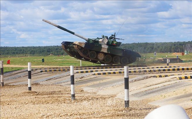 Kíp xe tăng bứt tốc vượt qua chướng ngại vật trong cuộc thi Xe tăng hành tiến tại thao trường Alabino ở ngoại ô Moskva (Army Games 2021). Ảnh: Trần Hiếu/TTXVN