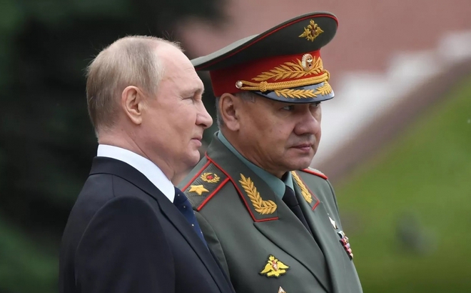 Tổng thống Nga Putin (trái) và Bộ trưởng Quốc phòng Shoigu. Ảnh: Sputnik.