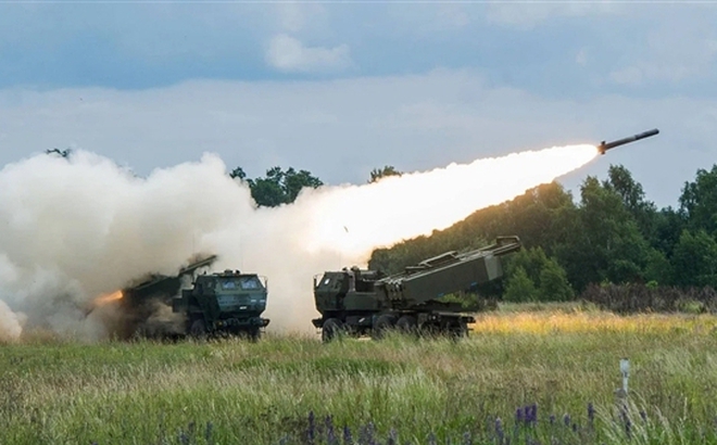 Pháo phản lực HIMARS cùng loại Mỹ chuyển giao cho Ukraine. Ảnh: Getty Images