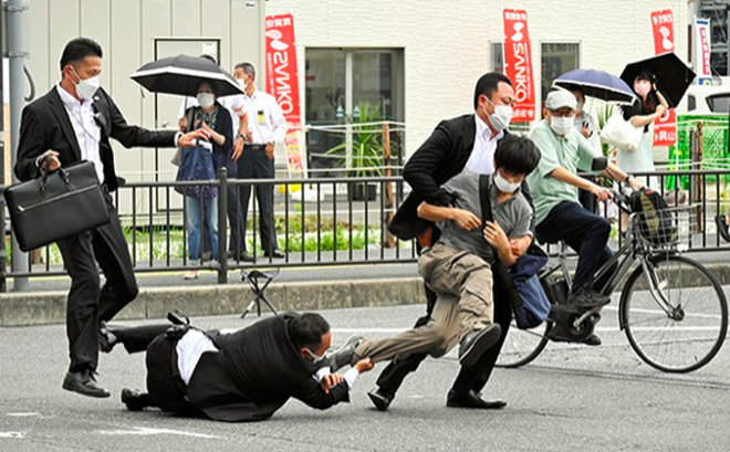 Nghi phạm bị bắt tại hiện trường. (Ảnh: NHK)