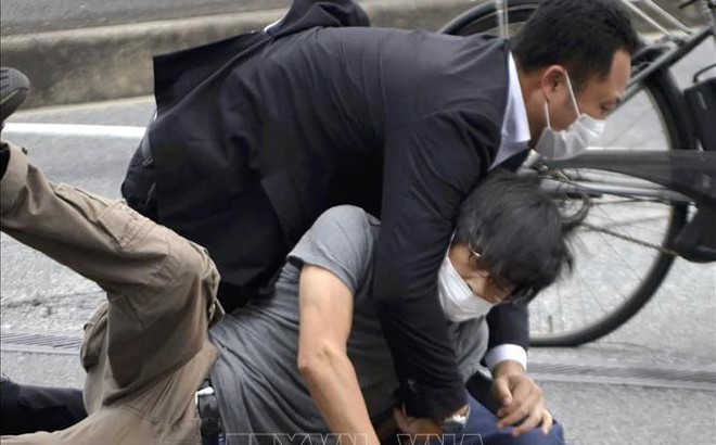 Nghi phạm tấn công cựu Thủ tướng Nhật Bản Abe Shinzo bị lực lượng an ninh bắt giữ tại hiện trường, ngày 8/7/2022. Ảnh: AFP/TTXVN