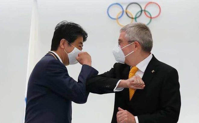 Ông Abe Shinzo (trái) và Chủ tịch Ủy ban Olympic Quốc tế, Thomas Bach