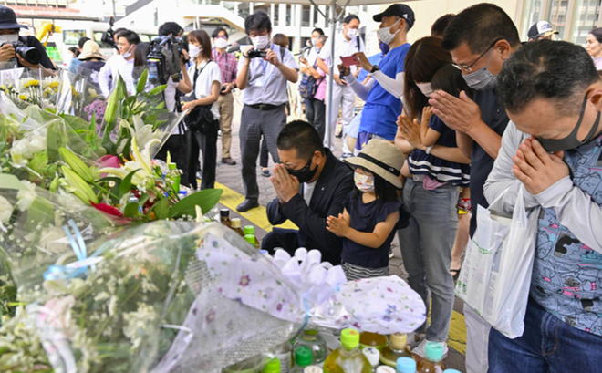 Đông đảo người dân Nhật Bản đến đặt hoa cầu nguyện cho cựu Thủ tướng Abe Shinzo. (Ảnh: Kyodo)