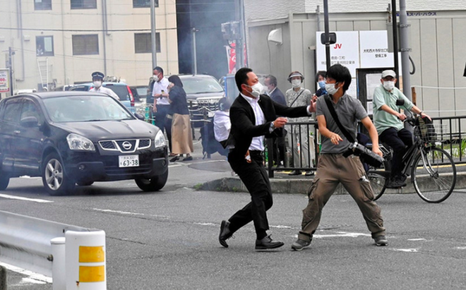 Đối tượng Tetsuya Yamagami bị bắt ngay gần hiện trường vụ ám sát cựu Thủ tướng Nhật Bản Abe Shinzo
