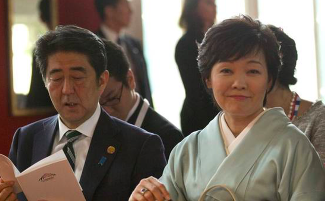 Cựu Thủ tướng Nhật Bản Abe Shinzo trong một buổi hoà nhạc. (Ảnh: WSJ)