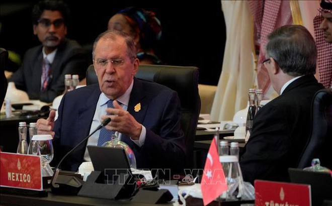 Ngoại trưởng Nga Sergei Lavrov (trái) tham dự Hội nghị Ngoại trưởng G20 tại Bali, Indonesia, ngày 8/7/2022. Ảnh: AFP/TTXVN