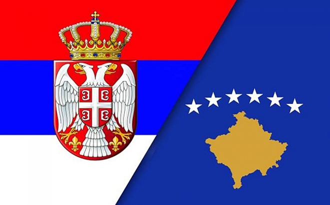 Cờ Serbia (trái) và Kosovo. Ảnh: Lukas Mandl.