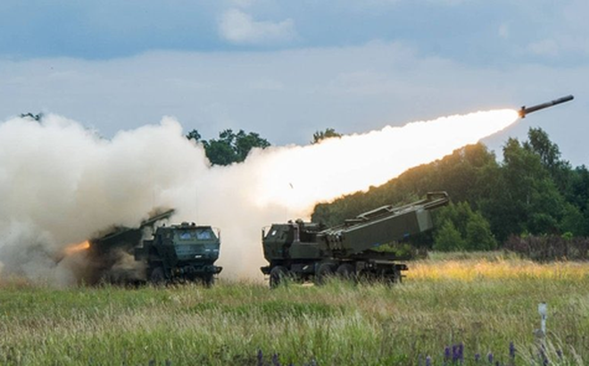 Hệ thống HIMARS của Ukraine khai hỏa - Ảnh: Twitter Oleksii Reznikov