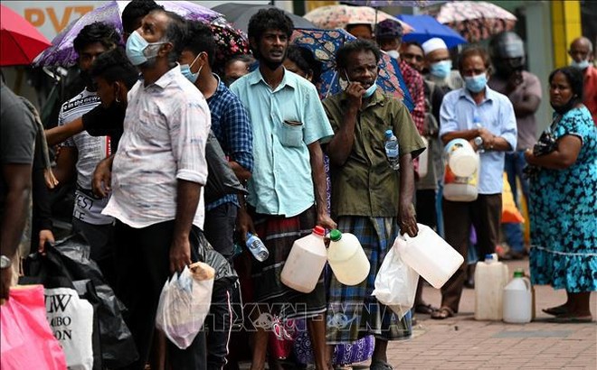 Người dân xếp hàng mua dầu hỏa tại Colombo, Sri Lanka ngày 17/3/2022. Ảnh: AFP/TTXVN