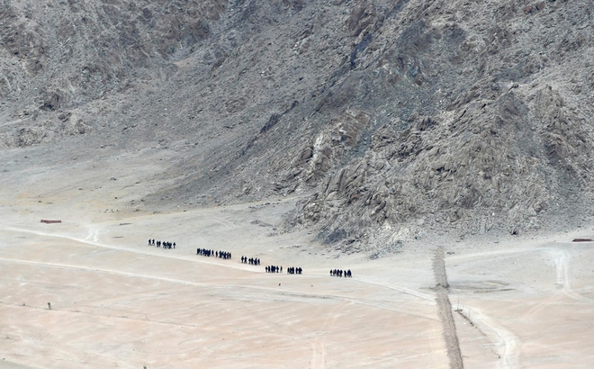 Binh sỹ Ấn Độ tuần tra gần Leh, thủ phủ khu vực Ladakh, biên giới giữa Ấn Độ và Trung Quốc ngày 24/6/2020. (Ảnh: AFP/TTXVN)