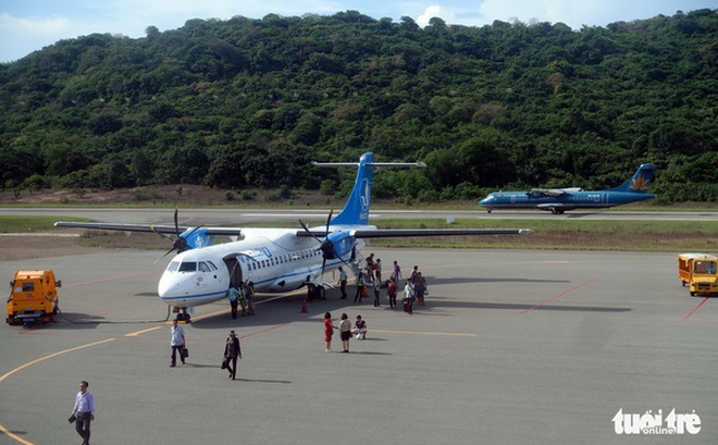Hành khách xuống máy bay ở sân bay Côn Đảo - Ảnh: NGUYỄN CÔNG THÀNH