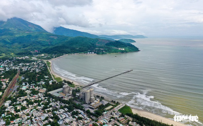 Khu vực quy hoạch đầu tư cảng biển Liên Chiểu, TP Đà Nẵng, ngay dưới chân núi Hải Vân - Ảnh: TẤN LỰC